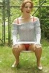 Smerig volwassen Babe in kousen het blootleggen van haar fuckable lichaam outdoor