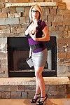 Krótki bestia Blondynka Jenny Mason to grać z Mały boobies