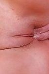 काले बाल वाली माँ एमी salvitore प्रदर्शन मुंडा योनी में तन मोज़ा