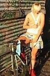meisje met gebleekt Blond Mul paardrijden fiets met pantyless Rond de stad