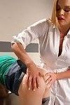 Verpleegkundige Krissy lynn spanks en neukt Emma Haize in dit kinky alle anaal scene. we S