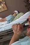 Curvas enfermera noelle Easton masturbar derecho en trabajo