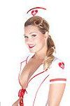 Красота Блондинка в ее распутная Медсестра униформа и чулки