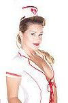 Schoonheid Blond in haar Slutty Verpleegkundige uniform en kousen