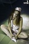 COSPLAY con Caminar muerto Zombie en enfermera uniforme desnudo