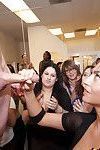 Bekleidet office Brünette Dosis handjob in Ihr Eng Rock zu ein stripper