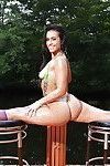 latina solista modello Kelsi Monroe in posa all'aperto in ginocchio Calze e tacchi