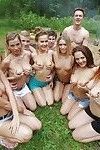 पागल समूह सेक्स में के वन के साथ भयानक पतला beauties!