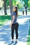 女孩 下 门 在 瑜伽 裤子 闪烁 漂亮的 奶 在 公共 公园 和 上 路
