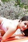 매력적인 euro 여성 Valentina Nappi 잃어버린 크 흰색 엉덩이 서 요가 바