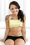 junge latina Schlampe Holly Hendrix Modellierung voll Bekleidet in spandex Shorts