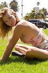 Natürlich busty blonde Babe Lily Ivy posing Nackt und Blinken in öffentliche