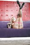 Tatuato milf Britney Shannon mostrando off pesantemente Inchiostrata corpo e Grande Tette