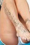 Tatuado latina MILF Ashton Blake muestra off su Dulce grande natural Tetas