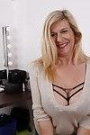 Большой грудью Немецкий домохозяйка Показывая ее пирсинг киска