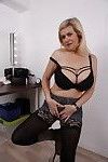 Grande breasted Alemão dona de casa mostrando ela Perfurado buceta
