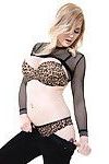 hot blond Carly Rae in haar Leopard print ondergoed