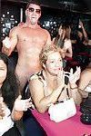 Lusty party Mädchen nehmen Dreht saugen und Ficken strippers\' Schwänze