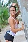 漂亮的 女性 在 短裤 显示 她的 热 体育运动 身体 赤裸裸的 在 公共