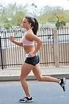 Jolie Femelle dans shorts affiche Son chaud sports Corps Nu dans public