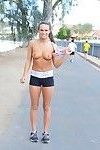Vrij vrouw in Korte broek geeft haar hot sport lichaam naakt in openbaar