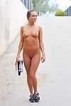 सुंदर महिला में शॉर्ट्स प्रदर्शित करता है उसके गर्म खेल शरीर नग्न में सार्वजनिक