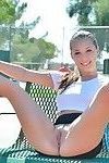 teen tennis giocatore Strisce su corte prima l'inserimento di racchetta maniglia in Fica