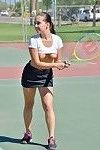 tiener tennis speler Strips op hof voor invoegen racket handvat in Kut