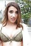 latina Babe Sophia Grazia Strisce in pubblico e lampeggia Tette su strada