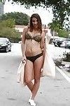 लैटिन देश की बेब सोफिया अनुग्रह स्ट्रिप्स में सार्वजनिक और चमक स्तन पर सड़क