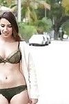latina Babe Sophia Genade Strips in openbaar en knippert tieten op straat