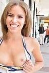 hot skinny teen zur schau Ihr gestreckt Nackt pussy in öffentliche
