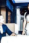 geile Brunette vrouw Anissa Kate Geven mondelinge geslacht Onder tabel in openbaar
