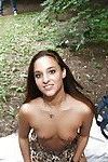 Brunette Cutie met petite fanny strippen uit haar kleding outdoor