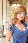 Big Blondie Mädchen in Brille blinkt Ihr Süß Arsch und perfekt Titten in öffentliche