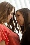 sexy Jenna Sativa y Samantha Hayes hacer lesbianas el amor