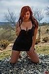 hot redhead pornstar milf Briana Lee spelen kut met Dildo buiten