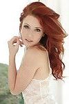 redhead Tiener Elle Alexandra poseren geschoren kut in wit lingerie