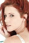 rossa adolescente Elle Alexandra in posa rasata figa in bianco lingerie