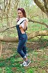 Prachtig redhead Babe Nikki verwijdert haar strak shirt in De bos