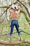 Impresionante pelirroja Babe Nikki quita su apretado camiseta en el woods