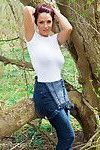 Impresionante pelirroja Babe Nikki quita su apretado camiseta en el woods
