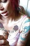 procace Tatuato rossa Anna Bell Picchi utilizzando trafitto lingua Per consegnare bj