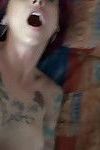 peituda tatuado ruiva Anna Bell Picos usando Perfurado língua para entregar BJ