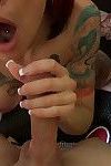 грудастая татуированные рыженькая Анна Белл пики используя пирсинг язык в доставку Лю