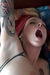 gros seins Tatoué rousse Anna Bell Pics à l'aide de percé la langue pour livrer BJ