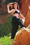 Mia Praktiken einige Entspannen Yoga Posen unter die Felsen