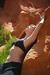 Mia praktijken aantal Ontspannen Yoga houdingen onder De rotsen