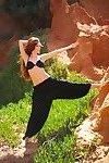Mia praktijken aantal Ontspannen Yoga houdingen onder De rotsen