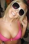 Bionda teen Babe Britney Beth stripping Per mostra Il suo hooters e figa